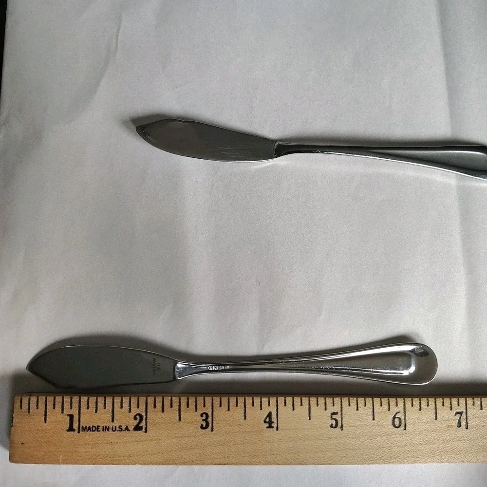 Oneida Sand Dune Satin Stainless Serving Butter Knife 2 Knives Vietnam 9-11 9-10